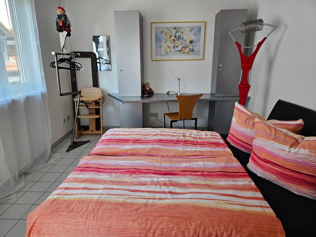 Postel nebo postele na pokoji v ubytování Komfortables 3-Zimmer Apartment in Schwetzingen zwischen Mannheim und Heidelberg