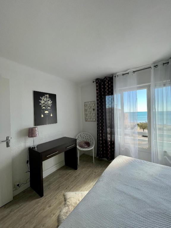 Postel nebo postele na pokoji v ubytování Le Grand Large Bord de Mer Hotel & Appartements