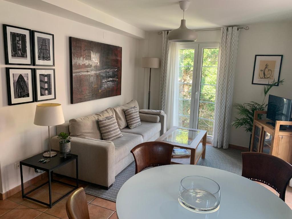 sala de estar con sofá y mesa en acogedor y céntrico apartamento, en Alicante
