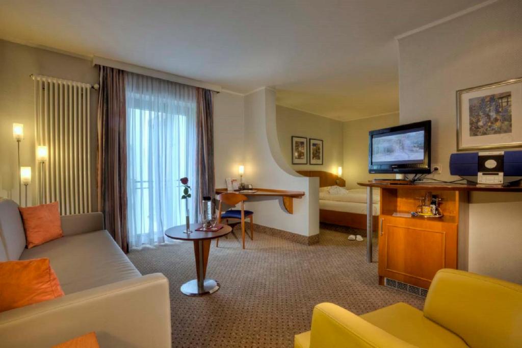 TV a/nebo společenská místnost v ubytování Hotel Schiller