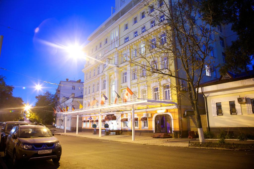 un'auto parcheggiata di fronte a un edificio di notte di Hotel Lime Krasnoselskaya a Mosca