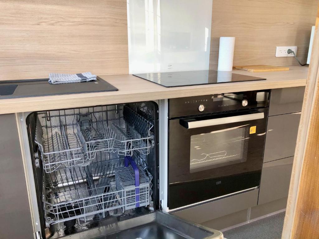 a dishwasher with its door open in a kitchen at L&#39;appartement du Centre in Chalons en Champagne