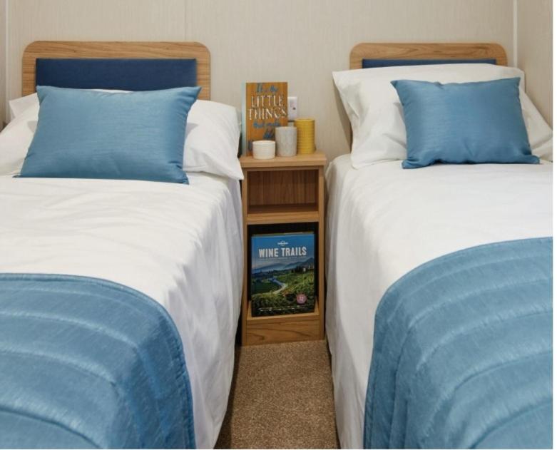dwa łóżka siedzące obok siebie w sypialni w obiekcie Beauview Brand New For 2023 Wi-Fi and Smart TV w mieście Millom