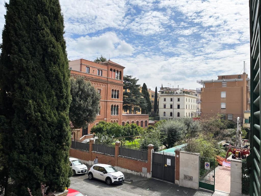 Blick auf eine Stadt mit Autos auf einer Straße in der Unterkunft Torlonia Rooms in Rom