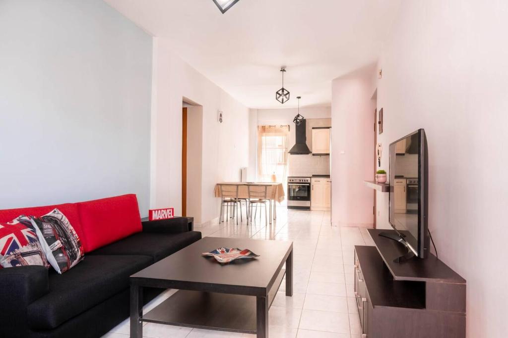 uma sala de estar com um sofá preto e uma mesa em Soleado, Nilie Hospitality MGMT em Tessalônica