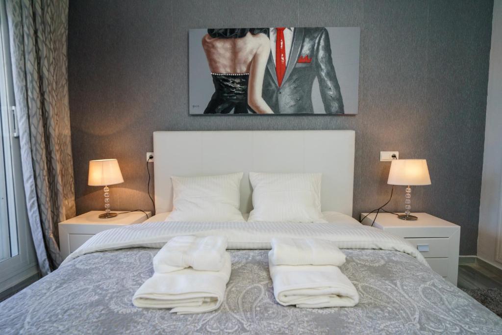 A bed or beds in a room at El Lago de Los Arqueros 2 bedrooms penthouse en Benahavis