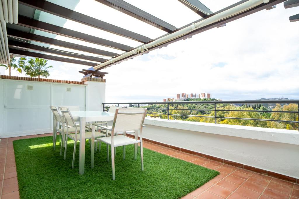 A balcony or terrace at El Lago de Los Arqueros 2 bedrooms penthouse en Benahavis