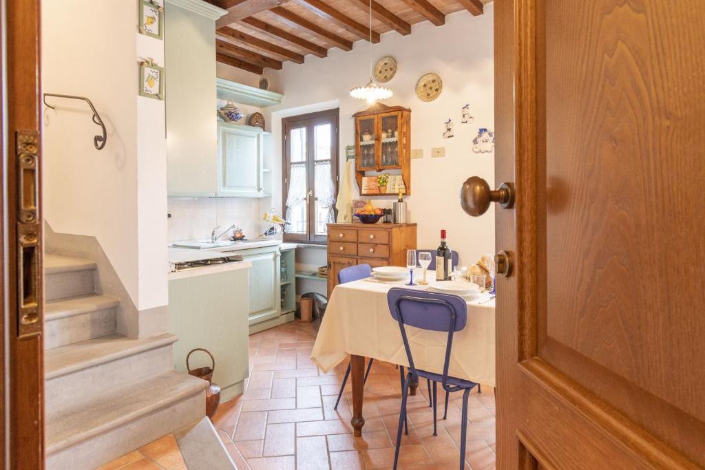 uma cozinha com mesa e cadeiras num quarto em Italian Experience-Il Borgo Apartment em Bientina
