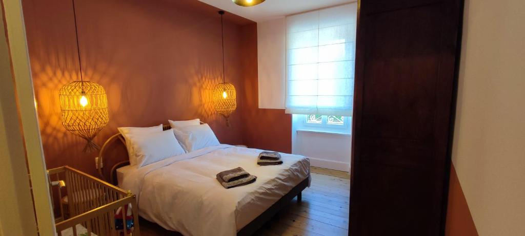1 dormitorio con 1 cama con 2 toallas en L'Oustal de Papet, en Ferrals-lès-Corbières