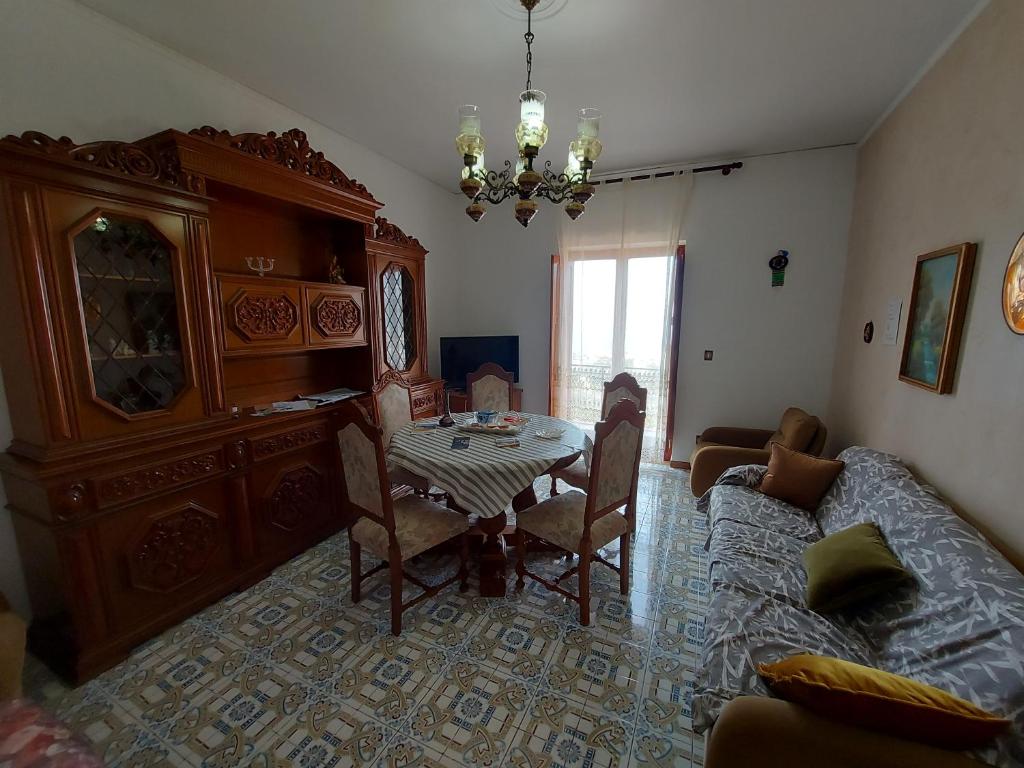salon ze stołem i kanapą w obiekcie Margherita house sorrento w mieście Vico Equense