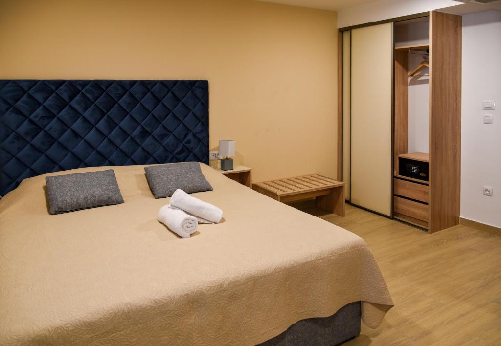 Postel nebo postele na pokoji v ubytování Šangulin Palace M