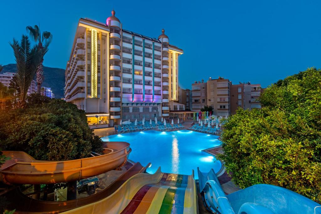 hotel z basenem przed budynkiem w obiekcie Euphoria Comfort Beach Alanya w mieście Mahmutlar