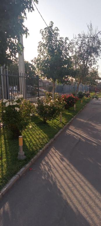 uma cerca na beira de uma estrada com flores em Esperanza em Los Andes