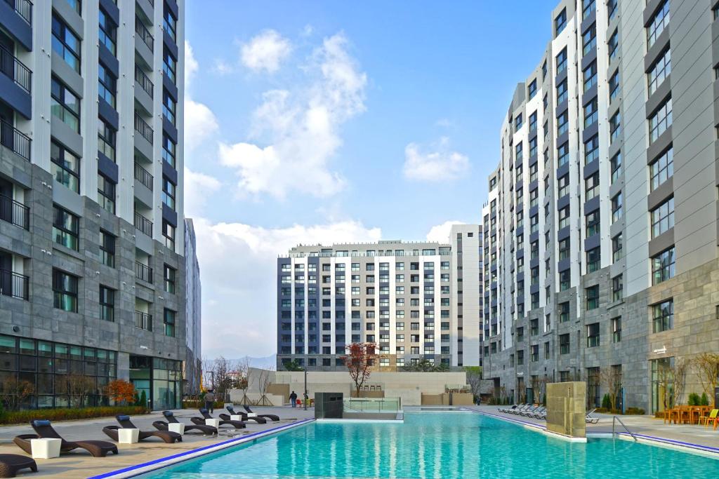 una piscina en medio de dos edificios altos en Chestertons Sokcho en Sokcho