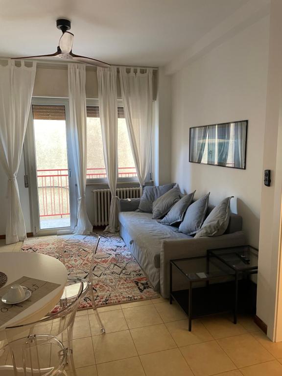 - un salon avec un canapé et une table dans l'établissement Viale Pascoli Due, à Cesenatico
