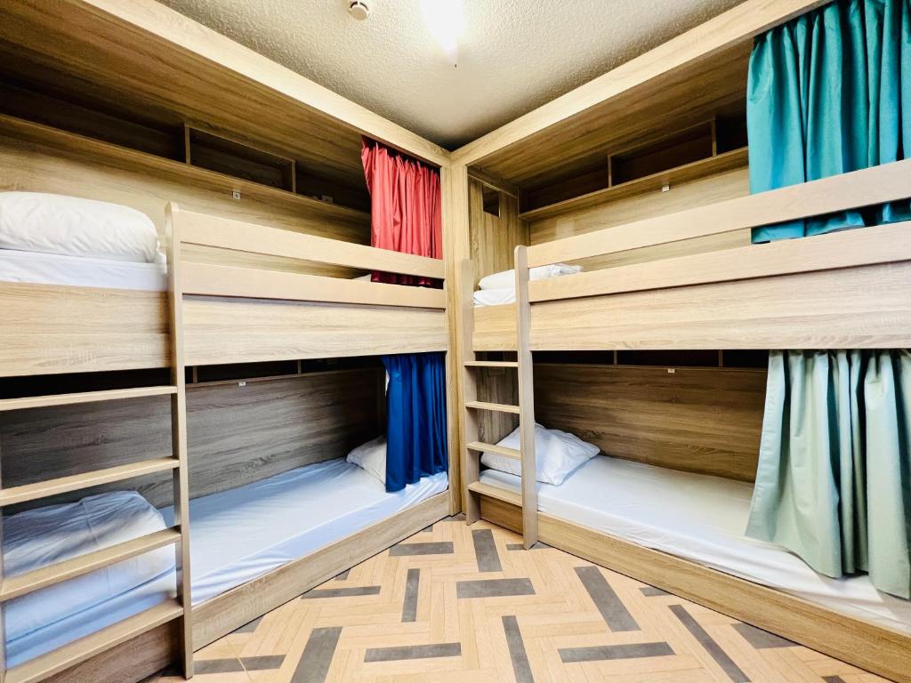 - une chambre avec des lits superposés en bois dans une maison dans l'établissement The People Le Havre, au Havre