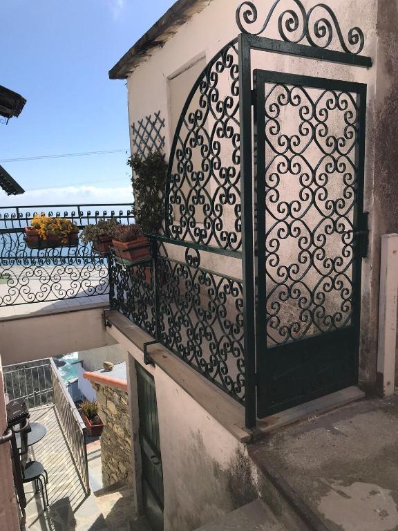 a gate on the side of a building with a balcony at casa fiorella in San Bernardino