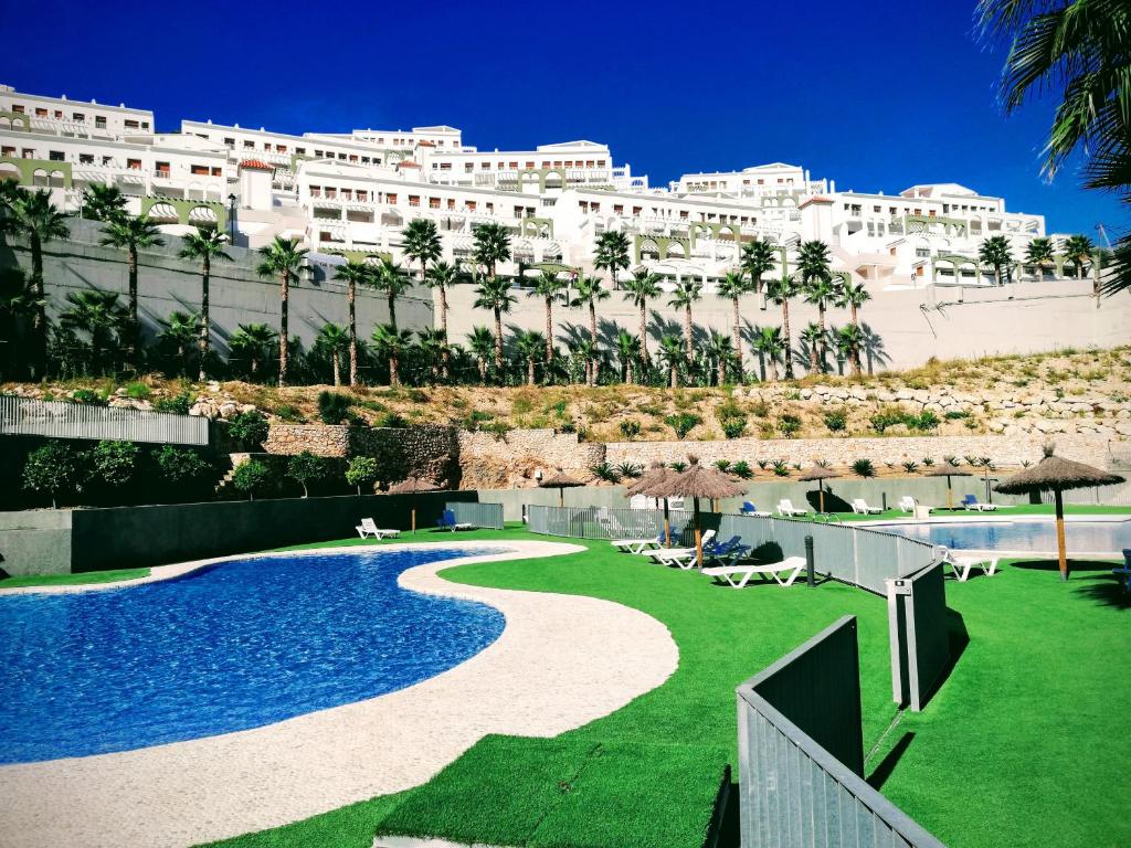 um resort com piscina e um edifício em Residencial Xeresa del Monte Solo Familias Serviplaya em Jeresa