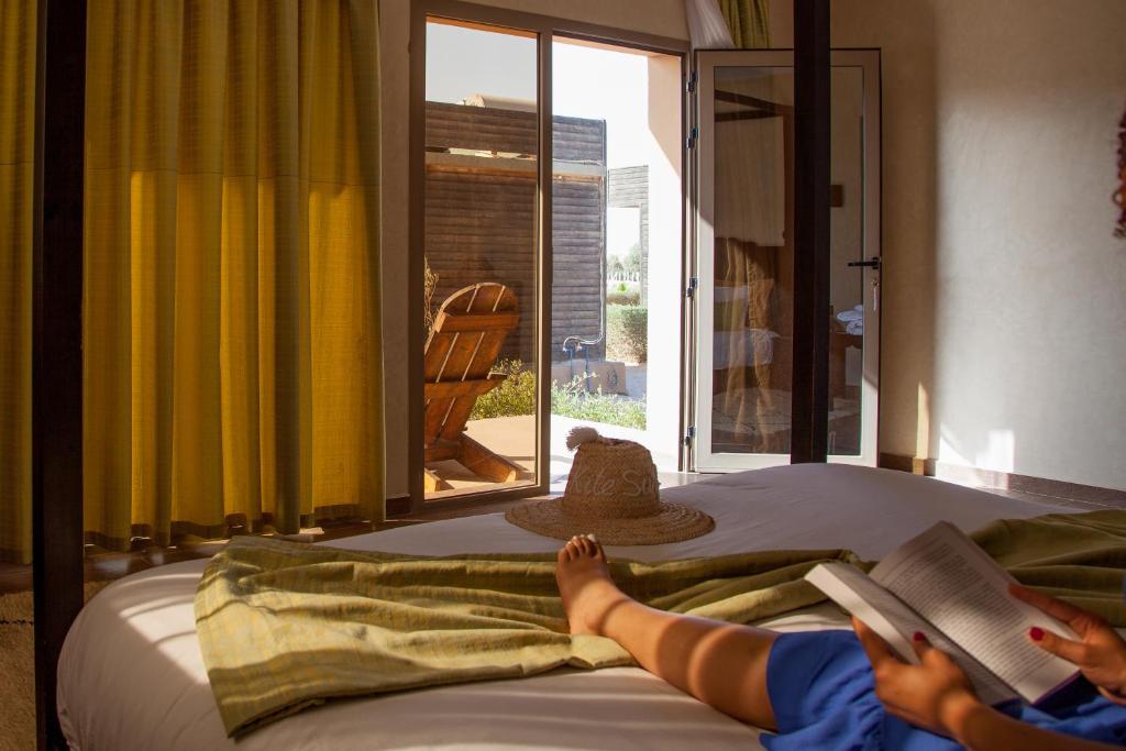 Una cama o camas en una habitación de Dakhla Camp
