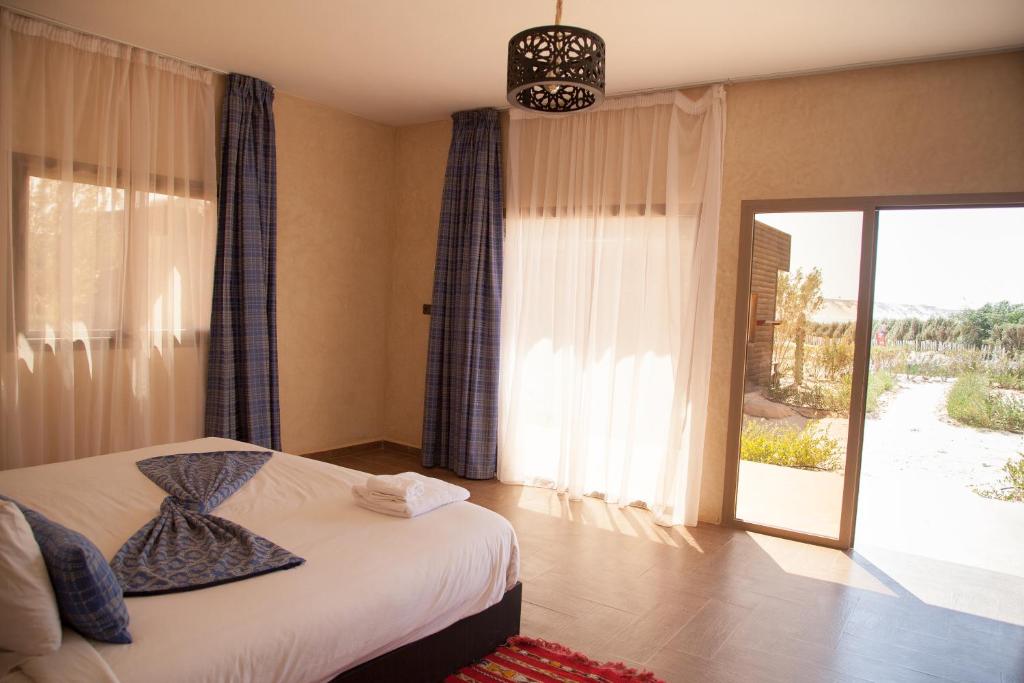 Una cama o camas en una habitación de Dakhla Camp