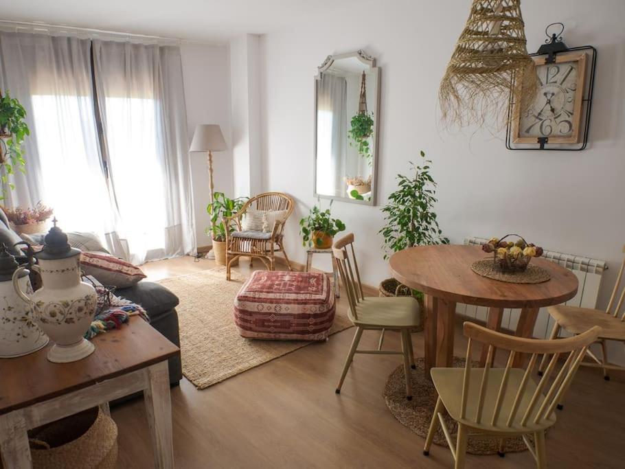 a living room with a table and a dining room at Apartamento boutique in Talarn