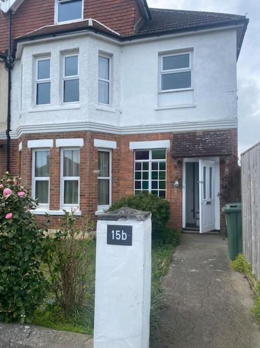 Beautiful flat with courtyard near the seaside., Bexhill (updated