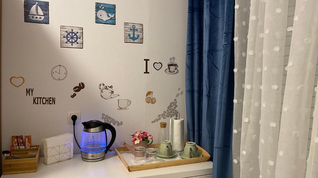 Příslušenství pro přípravu čaje a kávy v ubytování Apartmens and Rooms Madunic V