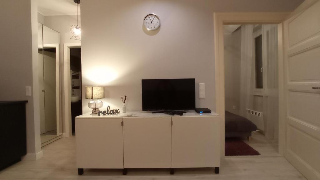 Televízia a/alebo spoločenská miestnosť v ubytovaní GreyBlack Styles Apartment