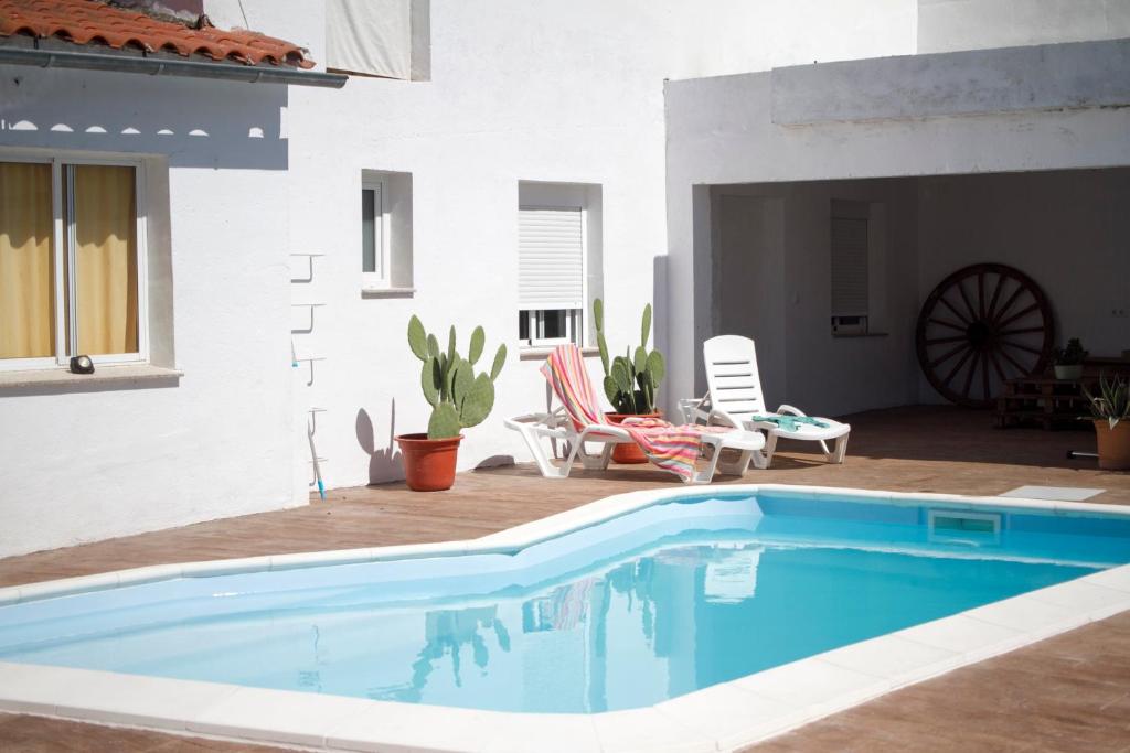 una piscina en el patio trasero de una casa en Casa Carmen una casa rural con piscina climatizada 