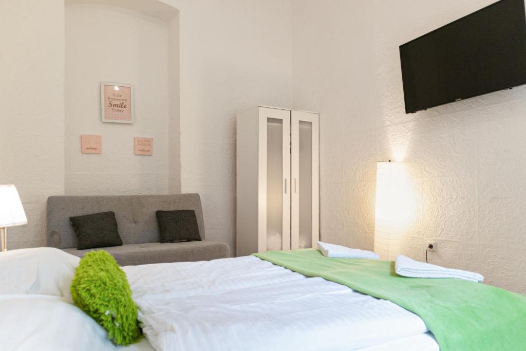 A bed or beds in a room at Superb 3 Apt Complex for 9P near Wiener Stadthalle