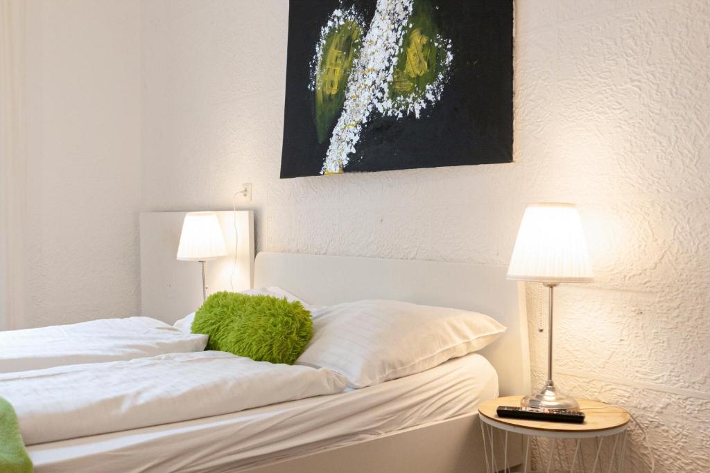 A bed or beds in a room at Superb 3 Apt Complex for 9P near Wiener Stadthalle