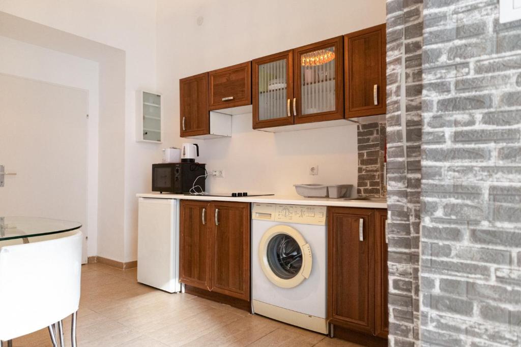 A kitchen or kitchenette at Superb 3 Apt Complex for 9P near Wiener Stadthalle
