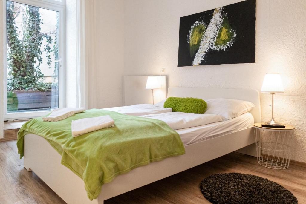 A bed or beds in a room at Superb 3 Apt Complex for 9P near Wiener Stadthalle