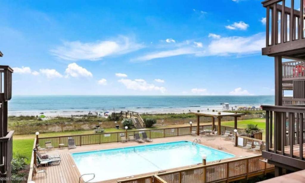 uma piscina com vista para a praia em Sea Grace em Carolina Beach