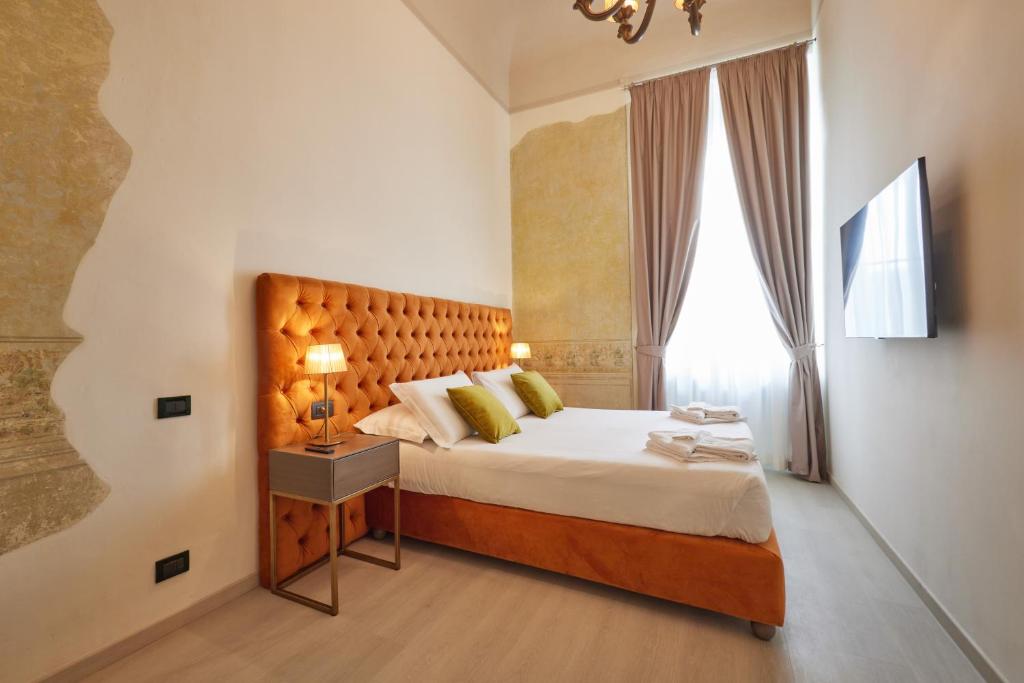 ein Schlafzimmer mit einem großen Bett und einem Fenster in der Unterkunft Residenza Maglioni al Battistero in Florenz