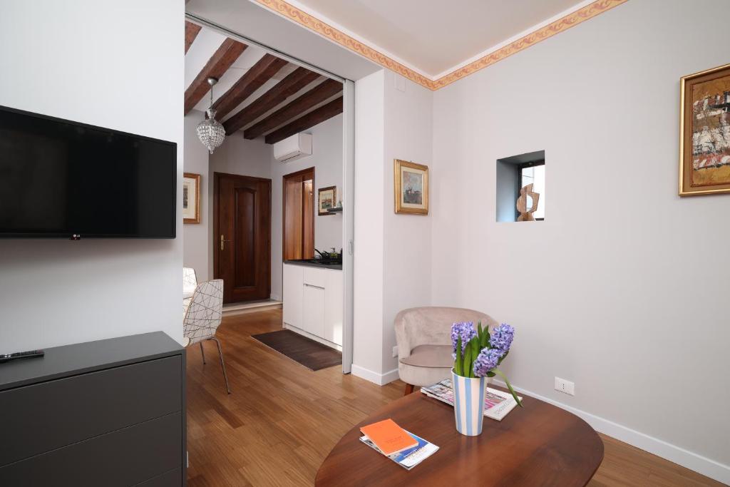A television and/or entertainment centre at San Marco 379