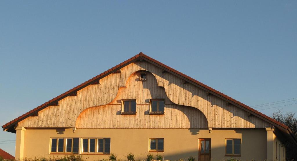 un grande edificio con tetto di paglia di Ferme-Auberge du Rondeau a Lavans-Vuillafans