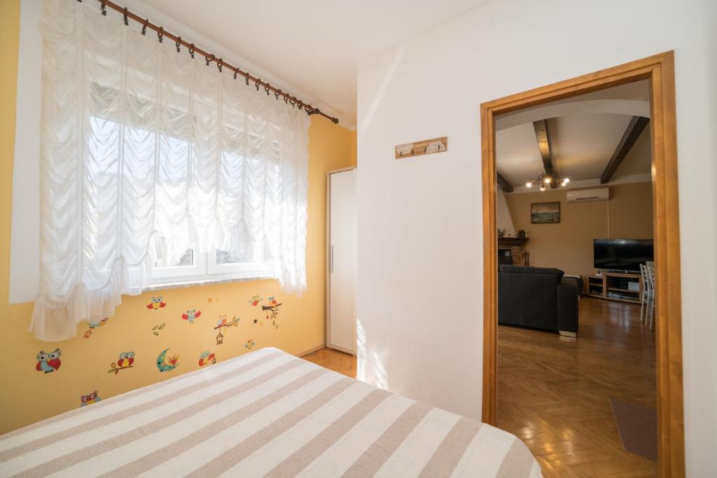 Posteľ alebo postele v izbe v ubytovaní Red Karmenita