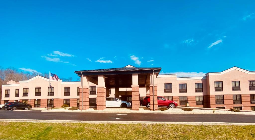 a building with a car parked in front of it at Quality Inn & Suites Kearneysville - Martinsburg in Kearneysville