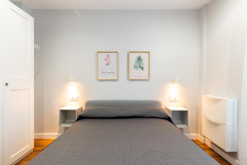 A bed or beds in a room at LJ Amplio en Triana con Parking para Nomadas digital