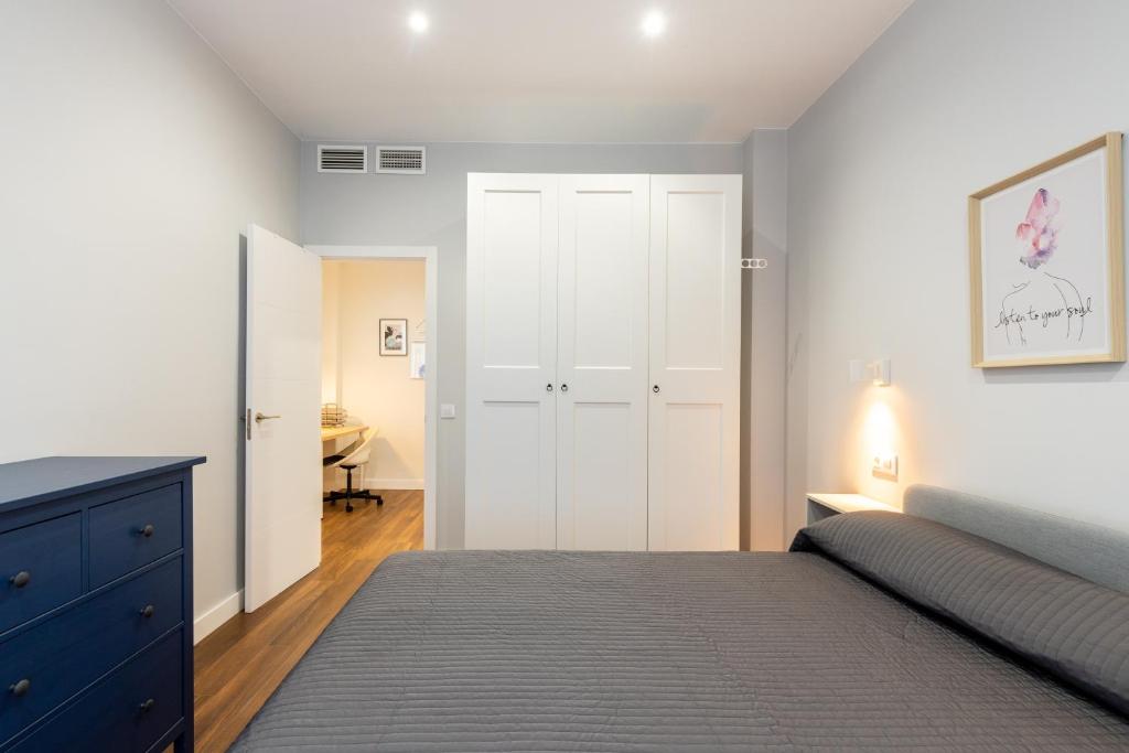 A bed or beds in a room at LJ Amplio en Triana con Parking para Nomadas digital