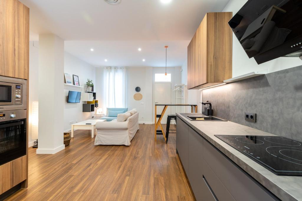 A kitchen or kitchenette at LJ Amplio en Triana con Parking para Nomadas digital