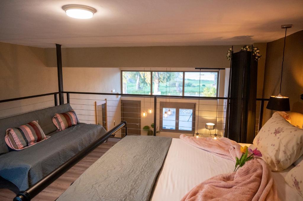 um quarto com uma cama, um sofá e uma janela em G&M family Lake and sea view! em Cós