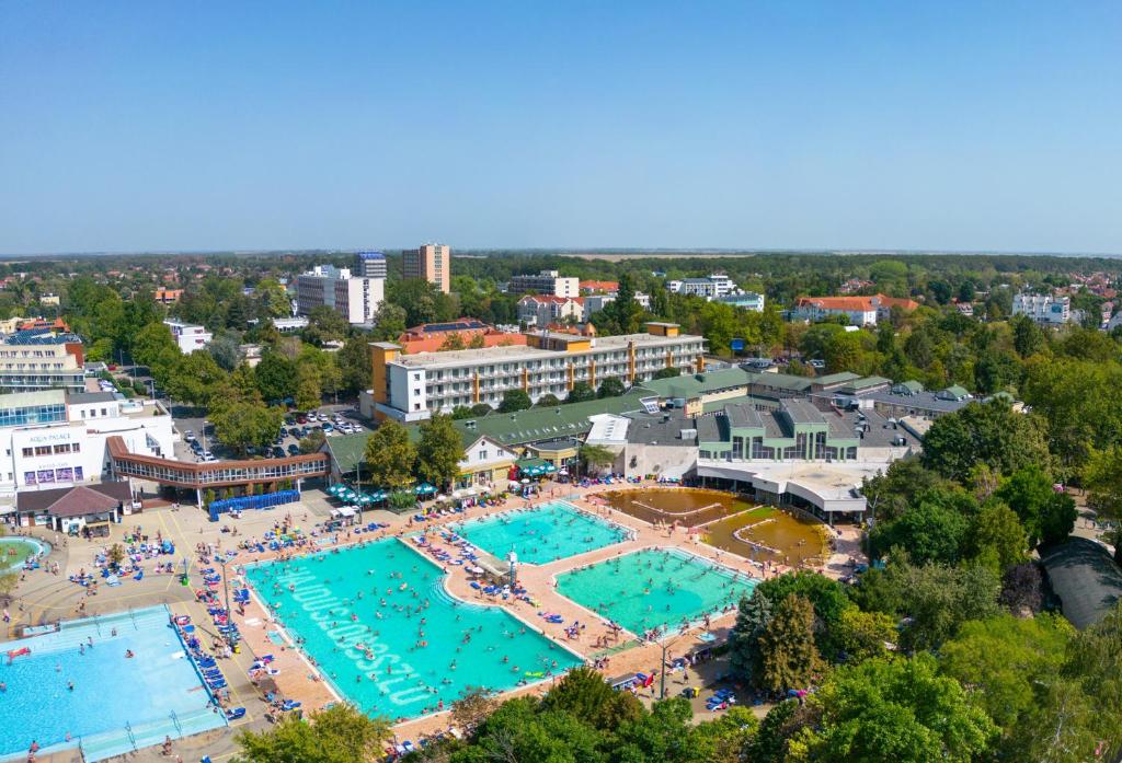 uma vista aérea de uma grande piscina em Hunguest Hotel Aqua Sol em Hajdúszoboszló