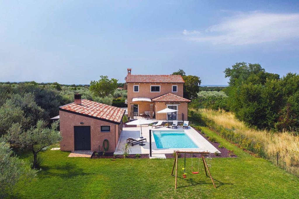 Piscina de la sau aproape de Villa Azur