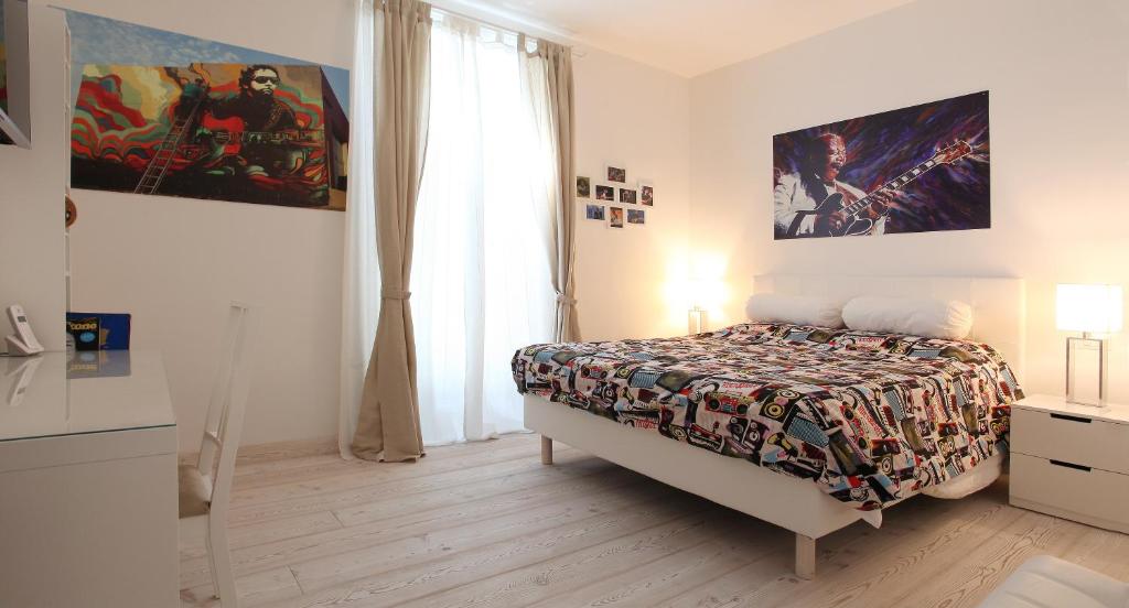 ローマにあるBig Johnny Bのベッドルーム1室(ベッド1台、大きな窓付)