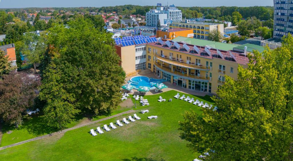 Bazén v ubytování Hunguest Hotel Apollo nebo v jeho okolí