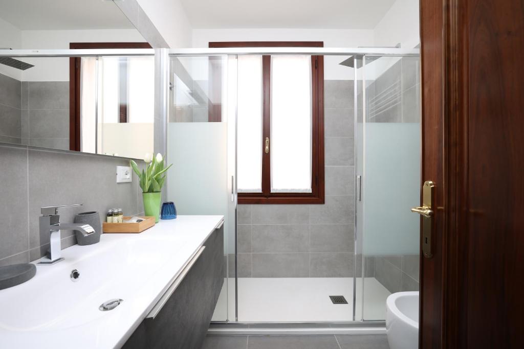 A bathroom at San Marco 379