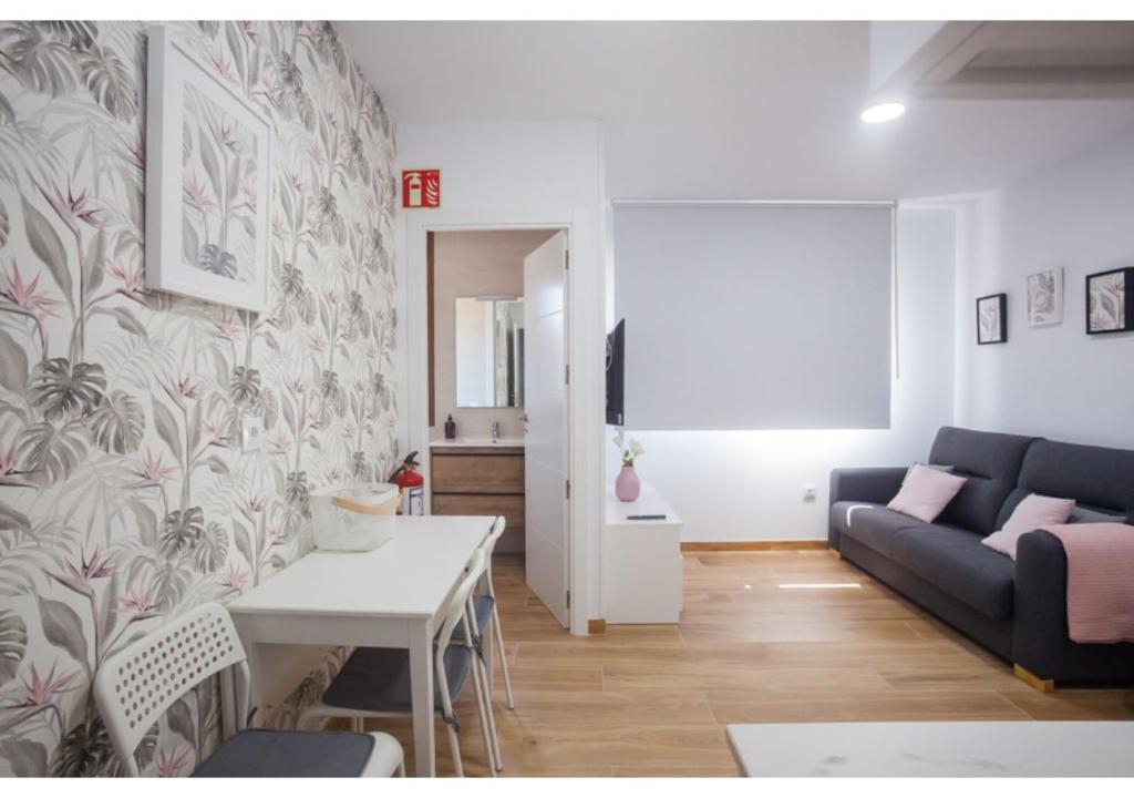 - un salon avec un canapé et une table dans l'établissement Apartamento Felisa A, à San Vicente de la Barquera