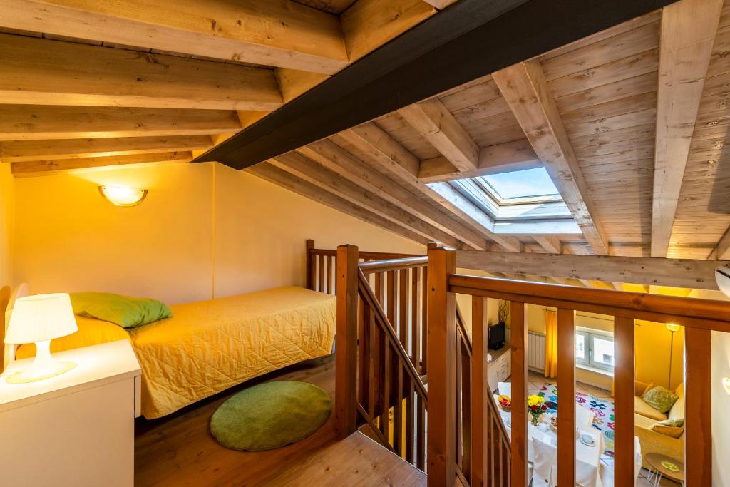 Un pat sau paturi într-o cameră la Flowers Apartments